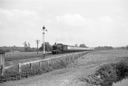BR(W) Hall class 4965 'Rood Ashton Hall' near Newbury, Berkshire with the down "Royal Duchy" in the 1960s - D. Esau [157240]