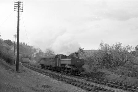 BR(W) 6400 class 6437 at Brimscombe Bridge Halt, Gloucestershire with a Local for Chalford on Saturday 19 May 1962 - D. Esau [157292]