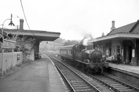 BR(W) 1400 class 1453 at Brimscombe Bridge Halt, Gloucestershire with a Local for Chalford on Monday 26 Aug 1963 - D. Esau [157321]