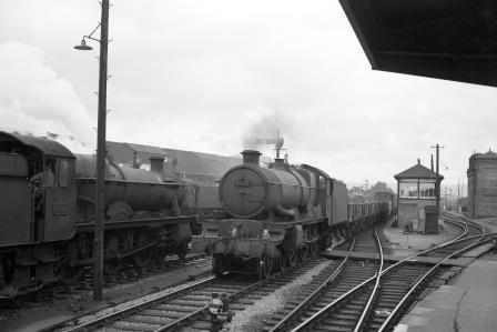 BR(W) Castle class 4093 'Dunster Castle' & BR(W) Modified Hall class 6986 'Rydal Hall' at Gloucester Central, Gloucestershire with a Freight on Monday 26 Aug 1963 - D. Esau [157326]