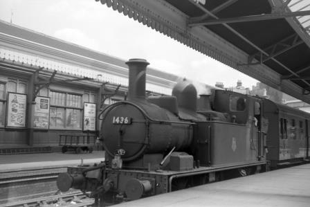 BR(W) 1400 class 1436 at Windsor and Eton Station, Berkshire with a service to Slough circa 1963 - D. Esau [157357]