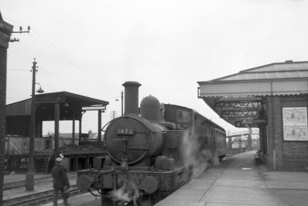 BR(W) 1400 class 1473 at Aylesbury Station, Buckinghamshire with a service to Princes Risborough on Friday 06 Jan 1961 - D. Esau [157400]