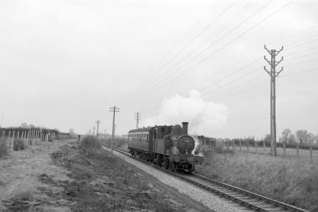 BR(W) 1400 class 1453 near South Aylesbury Halt, Buckinghamshire with a service to Princes Risborough on Saturday 17 Feb 1962 - D. Esau [157407]