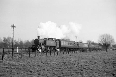 BR(W) 6100 class 6142 at Bledlow, Buckinghamshire with a service to Oxford on Saturday 04 Mar 1961 - D. Esau [157430]