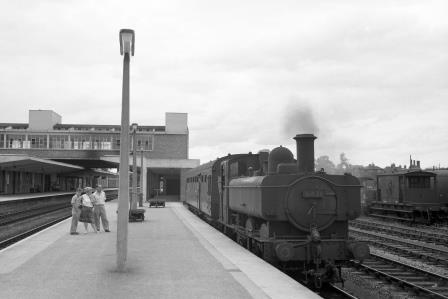BR(W) 6400 class 6421 at Banbury Station, Oxfordshire with a Local to Princes Risborough on Bank Holiday Monday 07 Aug 1961 - D. Esau [157458]