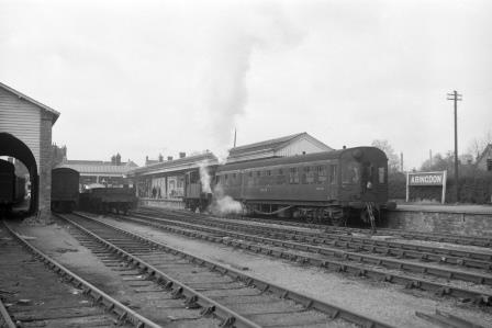 BR(W) 1400 class 1444 at Abingdon Station, Oxfordshire with a service to Radley on Saturday 11 Feb 1961 - D. Esau [157492]