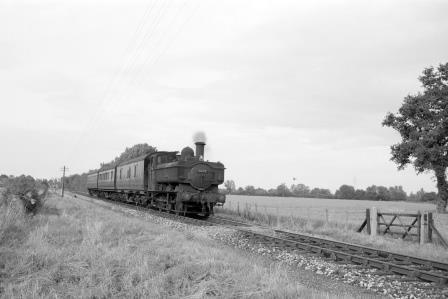 BR(W) 7400 class 7412 at Cassington Halt, Oxfordshire with a service to Oxford on Saturday 15 Jul 1961 - D. Esau [157510]