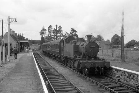 BR(W) 4500 class 5514 at Bourton-on-the-Water Station, Gloucestershire with a service to Kingham on Saturday 30 Jul 1960 - D. Esau [157517]