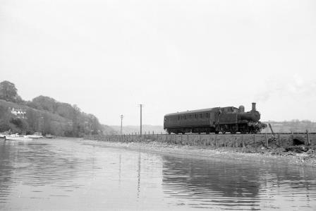 BR(W) 1400 class 1419 at Golant Halt, Cornwall with a Fowey to Lostwithiel circa 1 Aug 1960 - D. Esau [157583]
