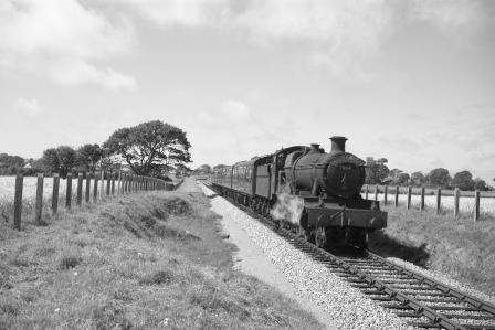 BR(W) Manor class 7804 'Baydon Manor' at Lamphey, Dyfed with an up Pembroke Coast Express service on Saturday 24 Aug 1963 - D. Esau [157677]