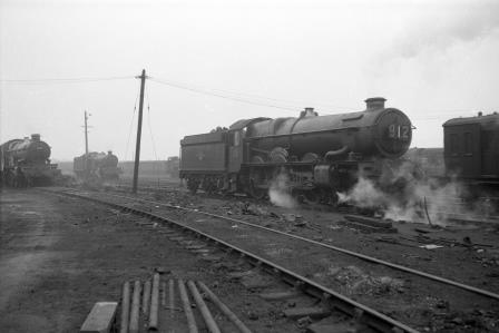 BR(W) King class 6013 'King Henry VIII' & BR(W) Castle class 4096 'Highclere Castle' at Old Oak Common Shed, Greater London circa 1962 - D. Esau [157748]