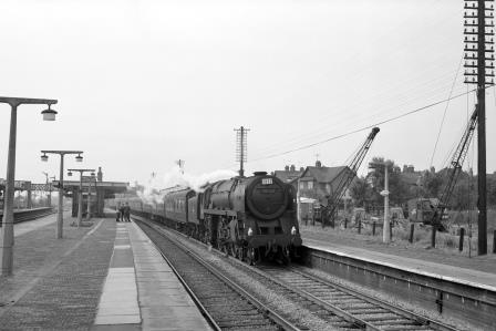 BR Britannia class 70020 'Mercury' at Leighton Buzzard Station, Bedfordshire with a service to London (Euston) on Saturday 30 Jun 1962 - D. Esau [157785]