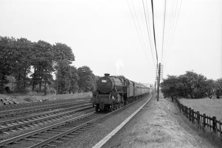 BR(M) 5MT class 45205 near Leighton Buzzard, Bedfordshire with a service to London (Euston) circa 1962 - D. Esau [157797]