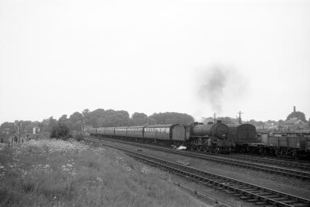 BR(E) B1 class 61186 at Aylesbury, Buckinghamshire with a Southbound on Saturday 01 Jul 1961 - D. Esau [157926]