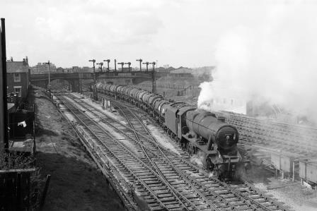 BR(M) 8F class 48291 with a Tanker in the 1960s - D. Esau [158166]