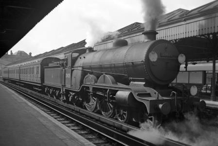BR(S) Brighton Atlantic class 32425 'Trevose Head' at East Croydon Station, Greater London circa 1952 - C.A.K. Saunders [159016]