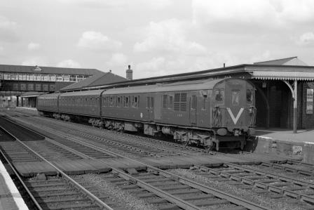 BR(S) Class 205 1124 at Eastleigh Station, Hampshire on Thursday 25 Jul 1963 - J. Scrace [233062]
