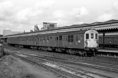 BR(S) Class 206 1202 at Redhill Station, Surrey with the 2.46pm Tonbridge - Reading service on Wednesday 11 Sep 1968 - J. Scrace [233071]