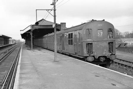 BR(S) Class 207 1315 at Three Bridges Station, West Sussex with the 1.08pm to Tunbridge Wells West on Sunday 22 Mar 1964 - J. Scrace [233101]