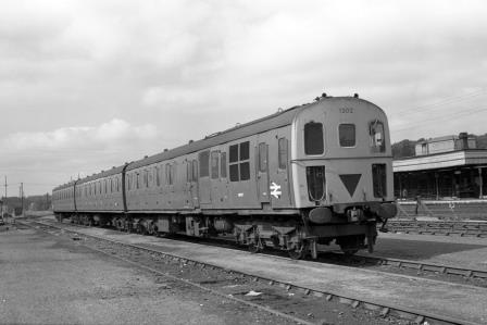 BR(S) Class 207 1302 at Tunbridge Wells West, East Sussex on Wednesday 03 Sep 1969 - J. Scrace [233182]