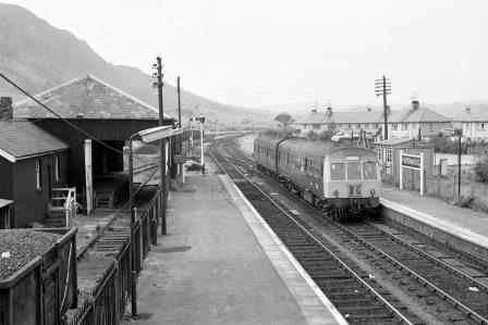 BR(W) Class 101 at Porthmadog Station, Gwynedd with the 1.15pm Pwllheli - Machynlleth service on Bank Holiday Monday 28 Aug 1972 - J. Scrace [233259]