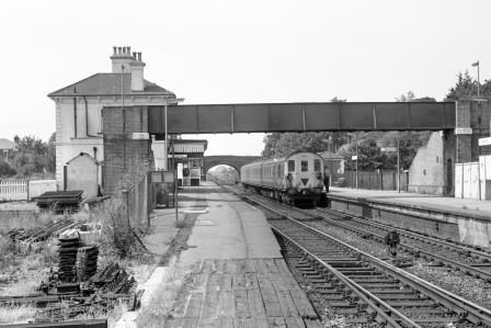 BR(S) Class 205 1124 at Netley Station, Hampshire with the 2.55pm Southampton to Portsmouth Harbour on Saturday 26 Jun 1976 - J. Scrace [233418]