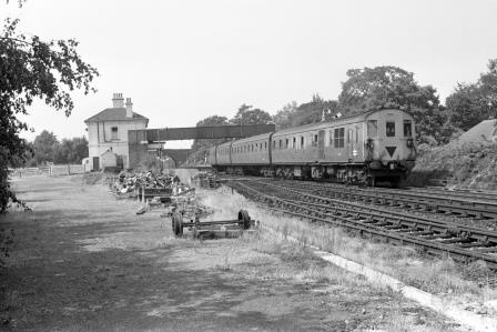 BR(S) Class 205 1124 at Netley Station, Hampshire with the 2.55pm Southampton to Portsmouth Harbour on Saturday 26 Jun 1976 - J. Scrace [233419]