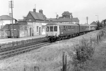 BR(E) Class 100 at Saxmundham Station, Norfolk with the 10.55am Lowestoft to Ipswich on Saturday 07 Aug 1976 - J. Scrace [233426]