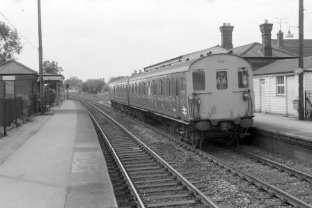 BR(S) Class 204 1122 at Bramley Station, Surrey with the 10.24am Basingstoke - Reading service on Monday 27 Jun 1977 - J. Scrace [233435]