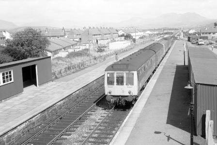 BR(W) Class 108 at Harlech Station, Gwynedd with the 12.15pm Pwhelli to Machynlleth on Friday 26 Aug 1977 - J. Scrace [233442]