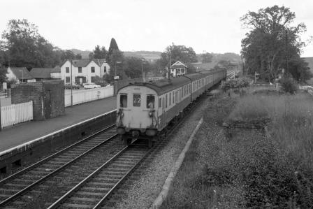 BR(S) Class 203 1032 at Etchingham Station, East Sussex with the 11.44am Hastings to Charing Cross on Sunday 04 Sep 1977 - J. Scrace [233446]
