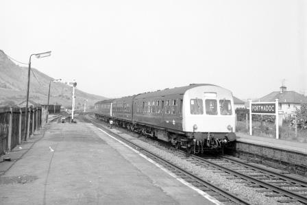 BR(W) Class 101 at Porthmadog Station, Gwynedd with the 10.34am Pwhelli to Machynlleth on Tuesday 30 May 1978 - J. Scrace [233452]