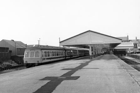 BR(W) Class 101 M51184 at Pwhelli Station, Gwynedd with the 12.14pm Pwhelli - Dovey Junction service on Thursday 01 Jun 1978 - J. Scrace [233456]