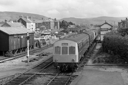 BR(W) Class 101 at Tywyn, Clwyd with the 2.28pm Dovey Junction to Pwhelli on Tuesday 27 May 1980 - J. Scrace [233540]