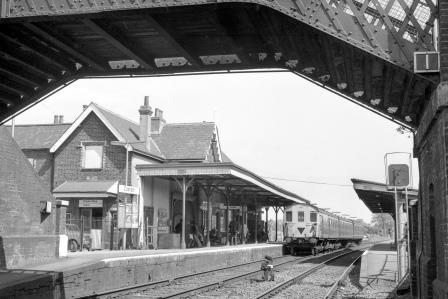 BR(S) Class 205 1115 at Cosham Station, Hampshire with the 2.05pm Eastleigh - Portsmouth & Southsea service on Friday 09 May 1980 - J. Scrace [233544]