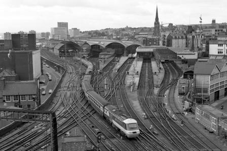 BR(E) Class 43 at Newcastle Station, Tyne and Wear with the 9.00am London (King's Cross) to Edinburgh on Saturday 22 Aug 1981 - J. Scrace [233568]