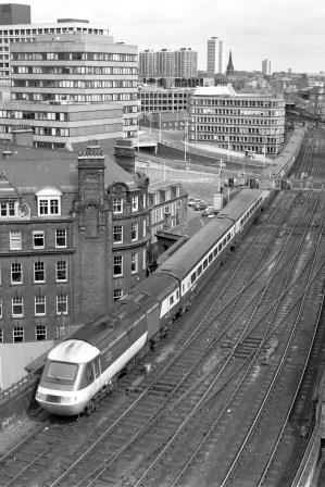 BR(E) Class 43 at Newcastle, Tyne and Wear with the 10.00am London (King's Cross) - Edinburgh service on Saturday 22 Aug 1981 - J. Scrace [233570]