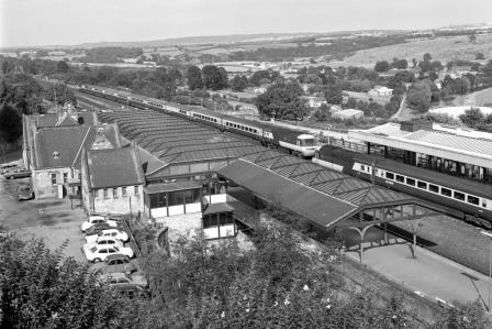 BR(E) Class 43 & Class 43 at Durham Station, Durham with the 2.15pm Edinburgh to London (King's Cross) & 1.00pm London (King's Cross) to Edinburgh on Saturday 22 Aug 1981 - J. Scrace [233577]