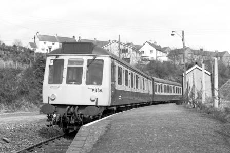 BR(W) Class 117 P435 at Calstock Station, Cornwall with the 2.05pm Gunnislake - Plymouth service on Monday 29 Mar 1982 - J. Scrace [233586]