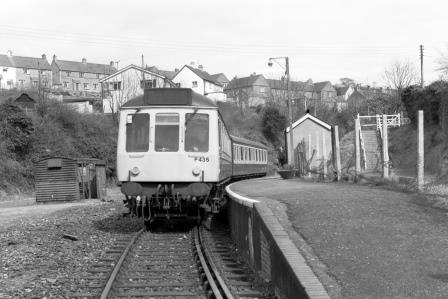 BR(W) Class 117 P435 at Calstock Station, Cornwall with the 2.05pm Gunnislake - Plymouth service on Monday 29 Mar 1982 - J. Scrace [233587]