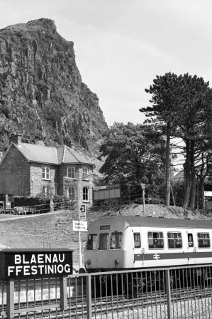 BR(W) Class 101 at Blaenau Ffestiniog Station, Gwynedd with the 1.35pm Blaenau Ffestiniog - Llandudno service on Saturday 29 May 1982 - J. Scrace [233601]