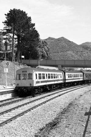 BR(W) Class 101 at Blaenau Ffestiniog Station, Gwynedd with the 1.35pm Blaenau Ffestiniog - Llandudno service on Saturday 29 May 1982 - J. Scrace [233602]