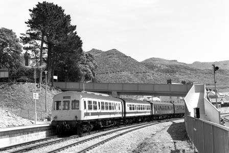 BR(W) Class 101 at Blaenau Ffestiniog Station, Gwynedd with the 1.35pm Blaenau Ffestiniog - Llandudno service on Saturday 29 May 1982 - J. Scrace [233603]