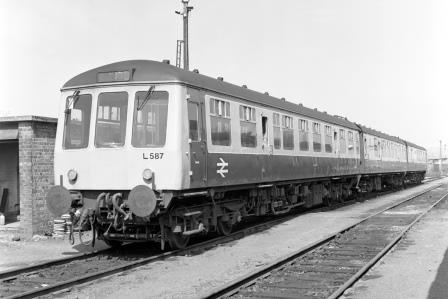 BR(S) Class 119 L587 at Redhill, Surrey on Saturday 16 Apr 1983 - J. Scrace [233624]