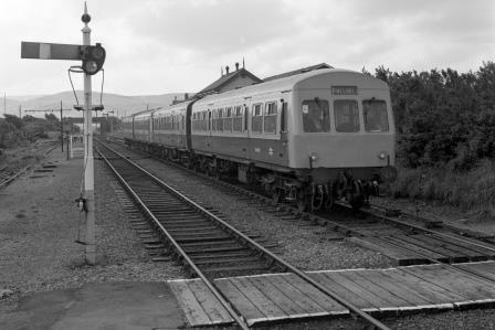 BR(W) Class 101 M54360 at Tywyn, Clwyd with the 9.22am Machynlleth - Pwllheli service on Tuesday 31 May 1983 - J. Scrace [233629]