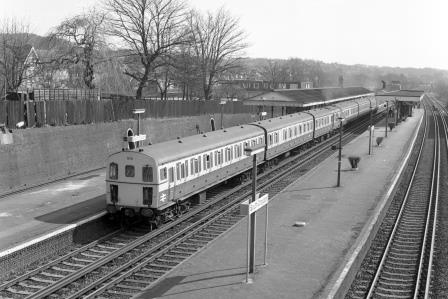 BR(S) Class 207 1315 at South Croydon Station, Greater London with the 2.46pm East Grinstead - London Bridge service on Thursday 12 Apr 1984 - J. Scrace [233641]