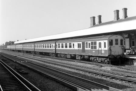 BR(S) Class 202 1015 at Tonbridge Station, Kent with the 12.45pm Charing Cross - Hastings service on Tuesday 12 Mar 1985 - J. Scrace [233660]