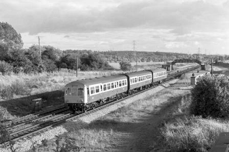 BR(W) Class 101 C813 at Radley, Oxfordshire with the 5.08pm Reading - Oxford service on Tuesday 03 Sep 1985 - J. Scrace [233682]