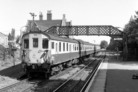 BR(S) Class 202 1013 at Battle Station, East Sussex with the 10.33am Hastings - Charing Cross service on Wednesday 28 Aug 1985 - J. Scrace [233696]