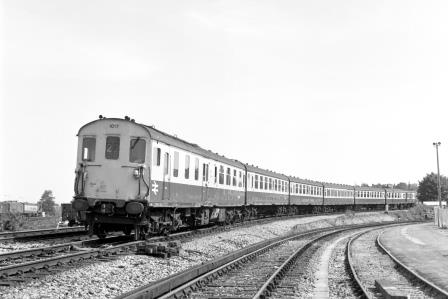 BR(S) Class 202 1017 at Tonbridge, Kent with the 12.33pm Hastings - Charing Cross service on Thursday 29 Aug 1985 - J. Scrace [233701]